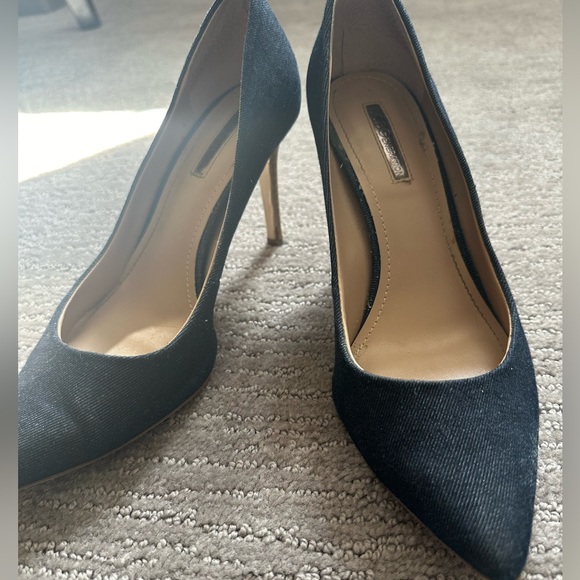 Size 6, bcbg pumps in faux denim-color. - Picture 2 of 6